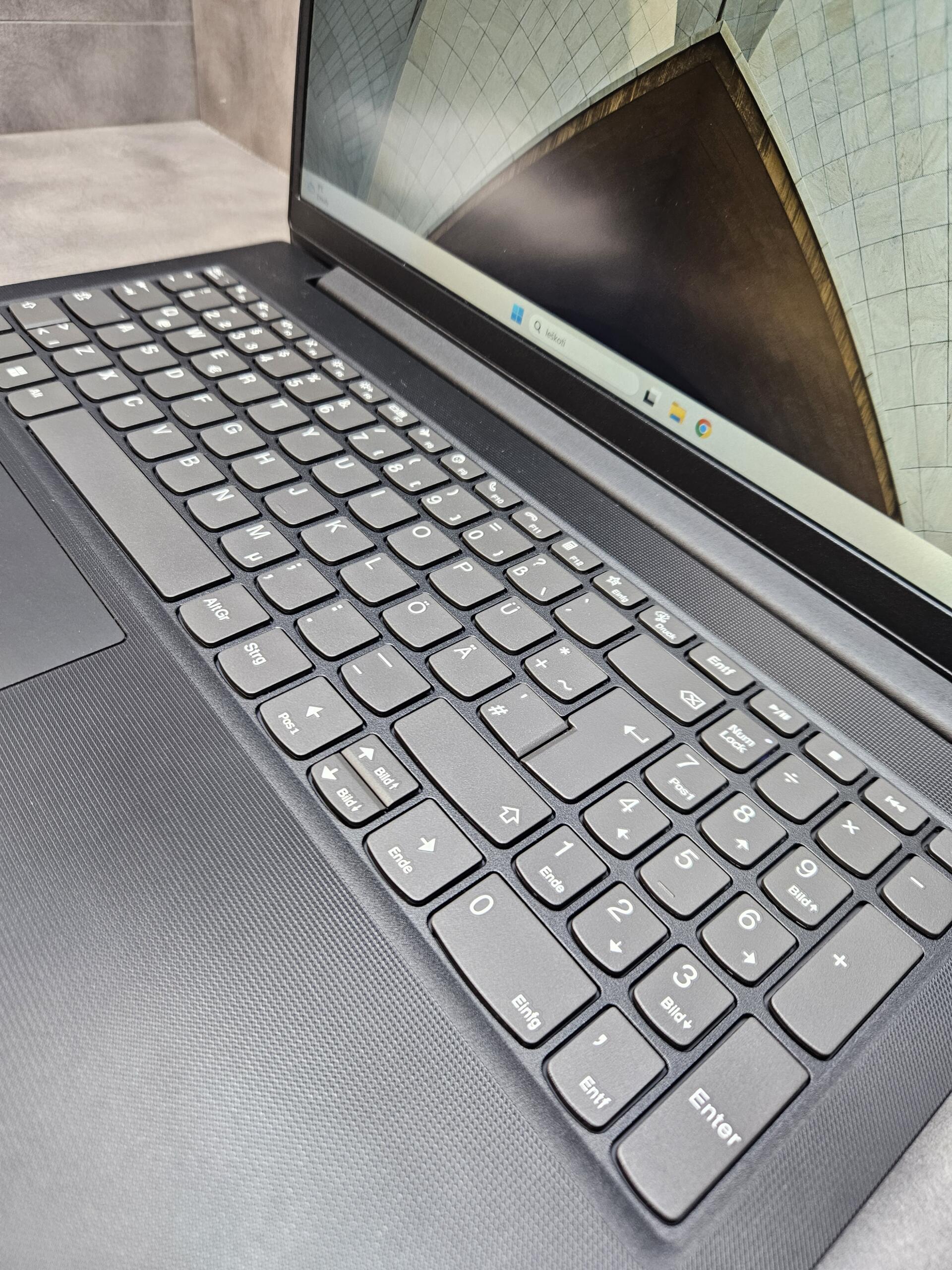 Lenovo V15 G4 | 15.6″ FHD | i5-12500H | 16GB | SSD 256 GB - Image 2