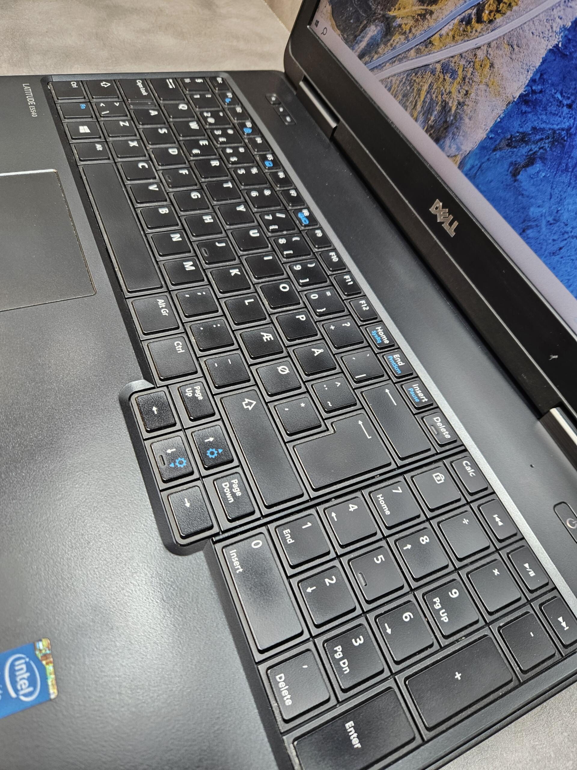 DELL Latitude E5540 | 15.6" FHD | i5-4300U | 8GB | SSD 120 GB | GeForce GT 720M 2GB - Image 3