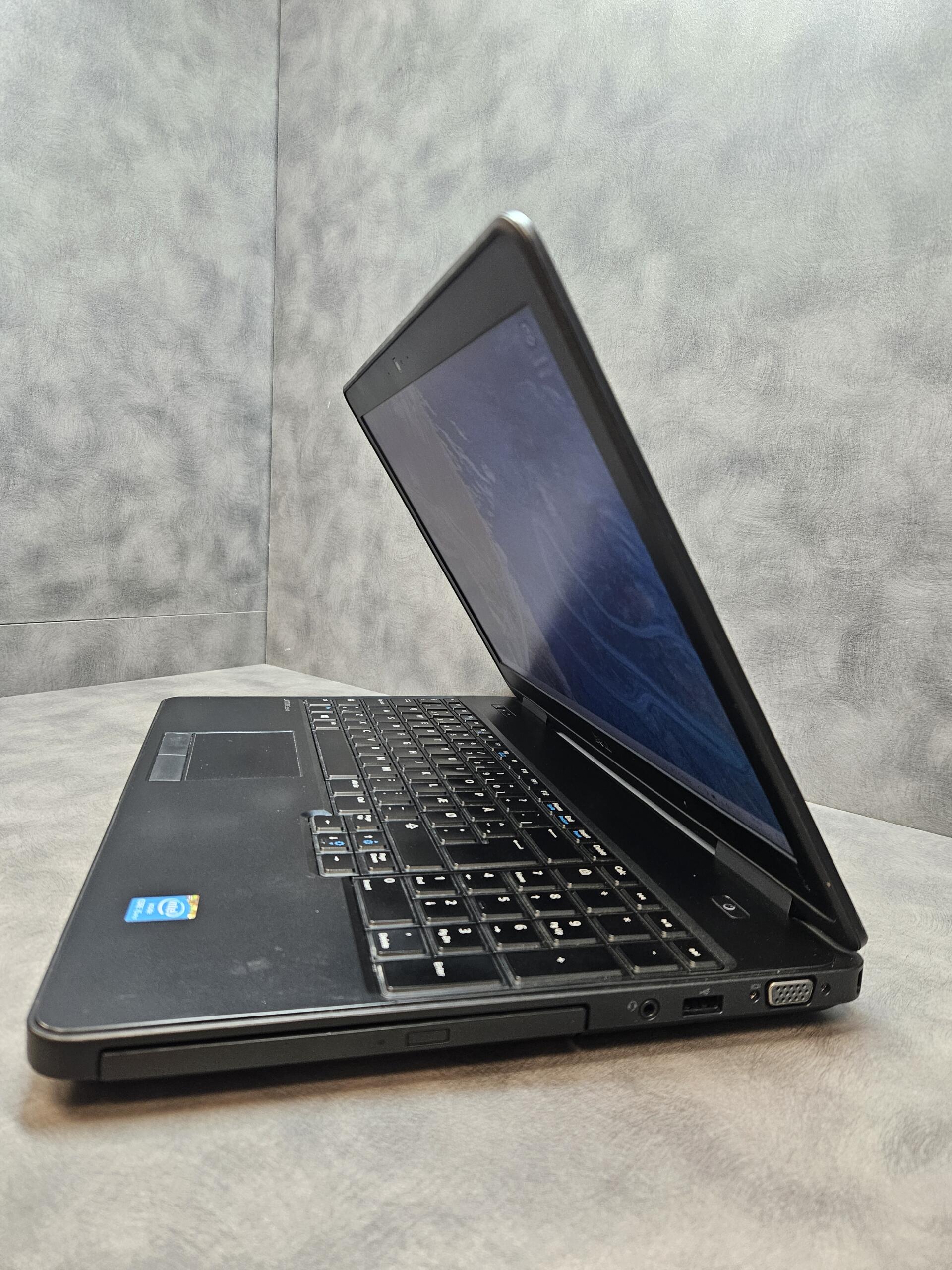 DELL Latitude E5540 | 15.6" FHD | i5-4300U | 8GB | SSD 120 GB | GeForce GT 720M 2GB - Image 5