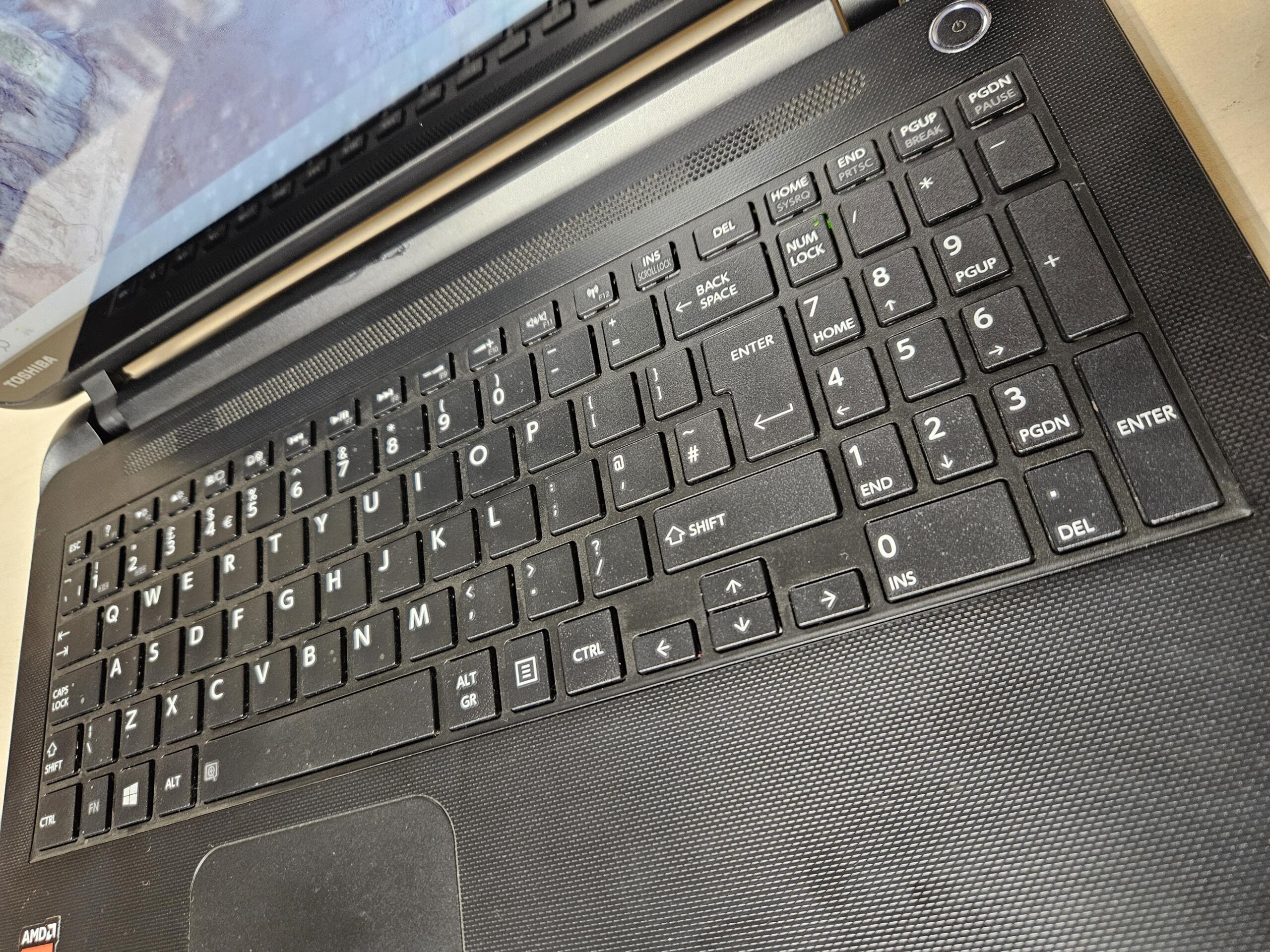 Toshiba Satellite C50Dt-B | 15.6" HD Touch | AMD A8-6410 | 8GB | SSD 240 GB - Image 3