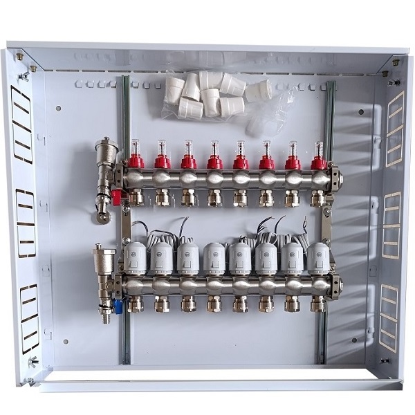 Grindinio šildymo kolektorius 8 kontūrų su terminėmis pavaromis NC AC230V ir debitomačiais